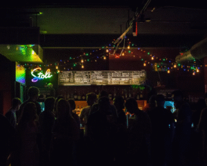 De klager in het nachtcafé: wie niet klaagt, die niet wint