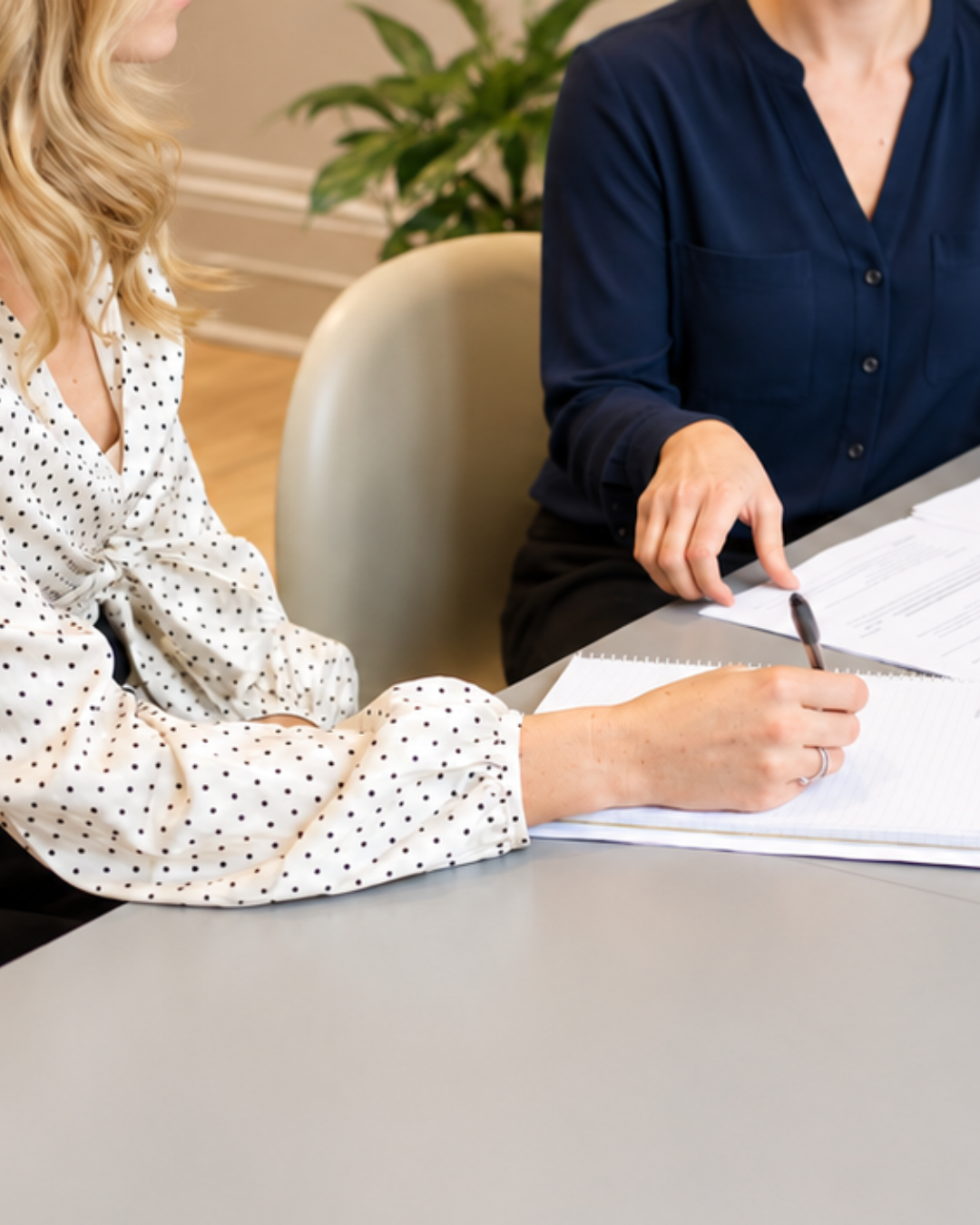 Twee professionals bespreken documenten over het inhuren van zelfstandigen.
